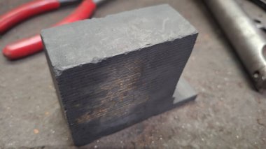 Tahta bir arka planda siyah beyaz bir tuğlanın yakın plan çekimi.