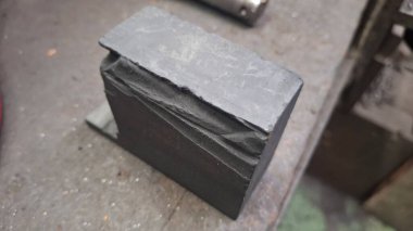 Siyah ve beyaz metal plakayı kapatın.