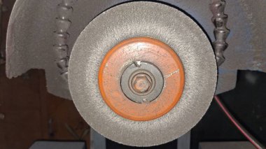 Metal bir tekerleği kapat