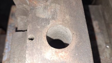 Eski paslı demir kapı