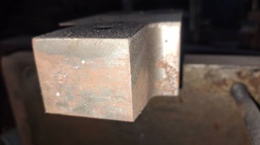 Değişik renklerde paslı metal borular.