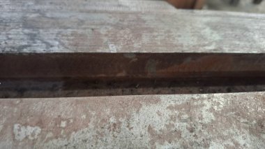 Bir sürü boya şeridi ve ahşap kaplamalı ahşap bir arka plan.