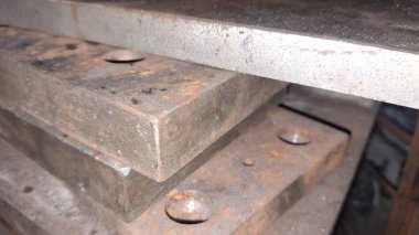 Ahşap arka plandaki eski metal boru.