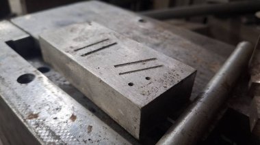 Siyah arka planı olan metal bir plaka.