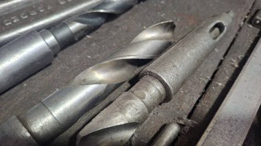 Metal boru ve anahtar.