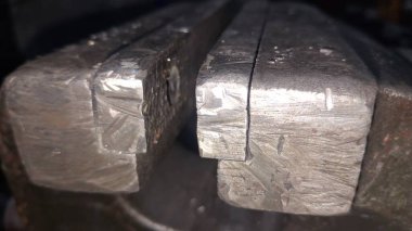 Metal bir boruya yakın.