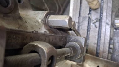 Binanın arka planında metal boru var.