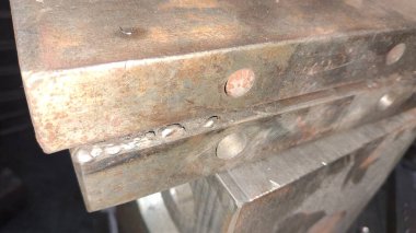 Paslı, metal kapı kolu var.