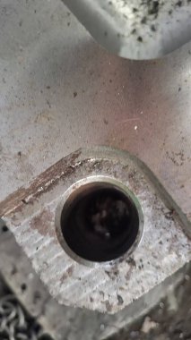 Paslı bir metal borunun yakın plan çekimi.