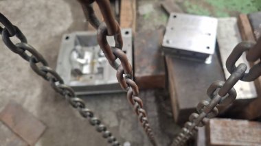 Kilitli metal zincir