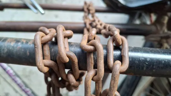 Paslı zincir ve zincir eski metal zincir.