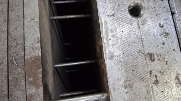 Şehrin eski ahşap kapısı.