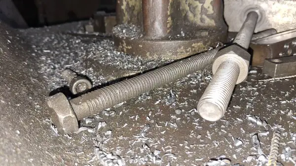 Fabrikanın metal boruları ve boruları.