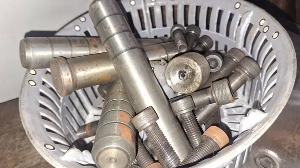 Eski paslı metal boru