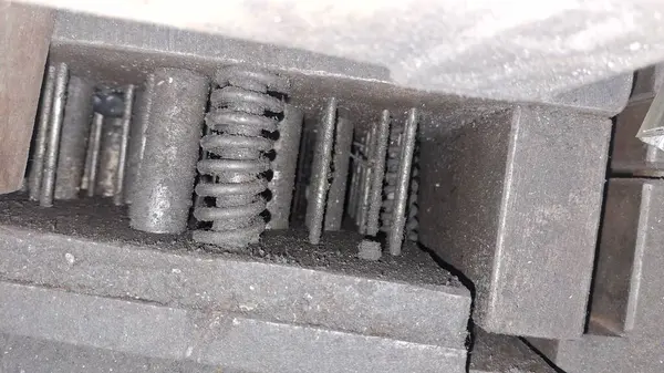 Bir araba lastiğine yakın dur.