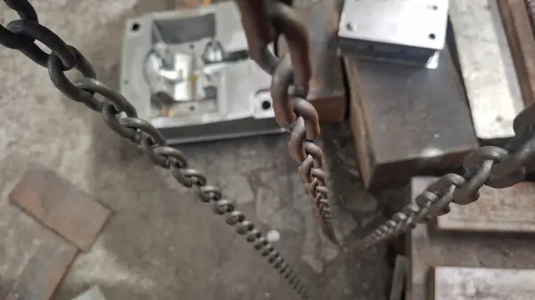 Metal bir zinciri kapat