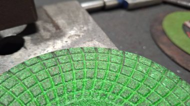 Yeşil yapraklı metal boru.