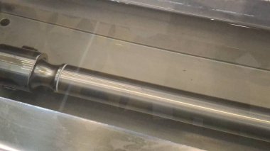 Büyük metal saplı metal makine