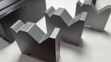 Metal bir çatıya yakın.