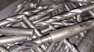 Atölyedeki farklı metal fındıkları..