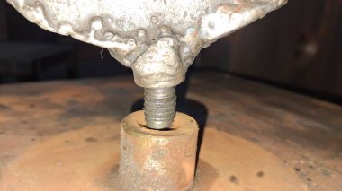 Metal bir tekerleği kapat