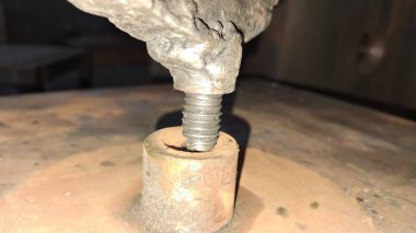 Masanın üzerinde metal matkap var.