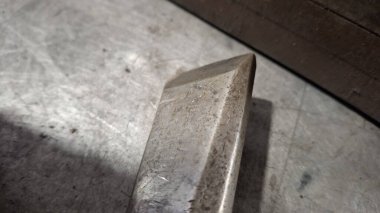 Büyük bir odun parçasıyla metal.