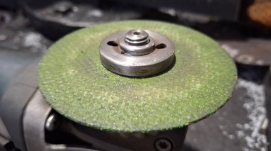 Garajdaki araba motoru.