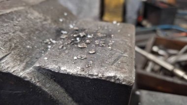 Metal bir boruya yakın.