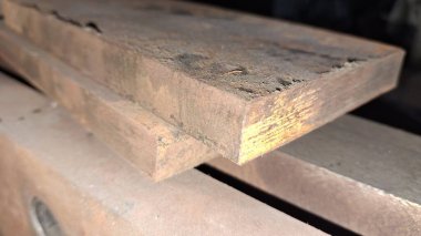 Eski paslı metal boru