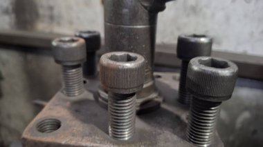 Metal vida masanın üzerine konur..