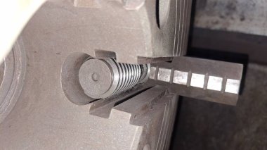 Metal bir kapıya yakın.