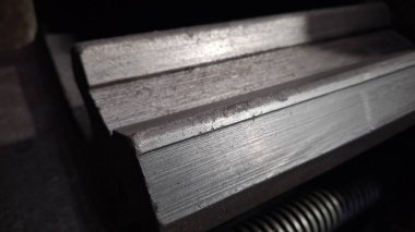 bir fabrikada çelik Kesme Makinası