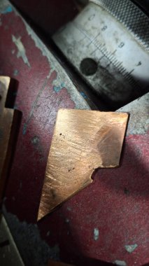 Metal plakanın yakın plan görüntüsü