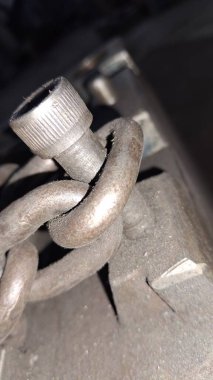 Bir arabaya yaklaş.