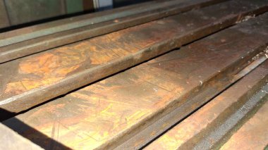 Bir sürü odunu olan paslı metal bir kapı.