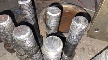 Farklı şekillerde metal borular.