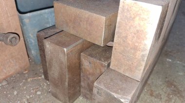 Siyah arkaplanı olan ahşap bir masayı kapat.