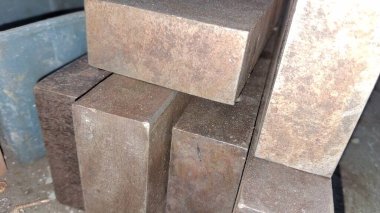 Eski paslı metal boru