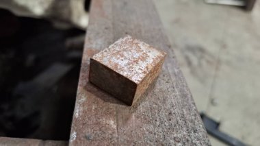 Ahşap saplı paslı metal