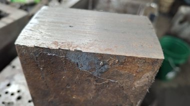 Masada metal ve paslı demir var.