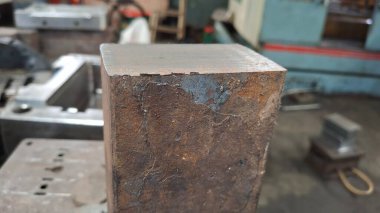 Tahta bir masaya yakın.