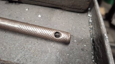 Farklı boyutlarda eski metal borular.