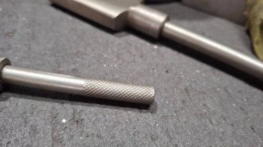 Beyaz arka planı olan metal bir boru.