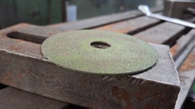 Sokakta metal tekerlek