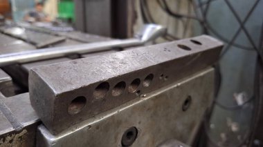 Fabrikadaki metal parçaları.