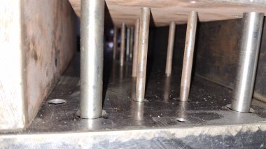 Bir fabrikada çelik ve çelik borular