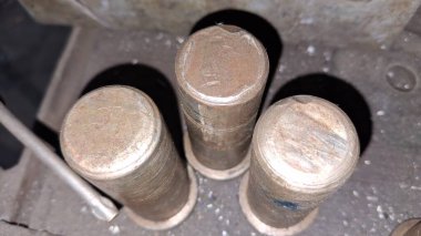 Fabrikadaki eski paslı metal borular.