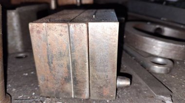 Atölyedeki metal boru.