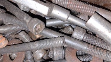 Bir grup metal vidanın yakın plan çekimi.